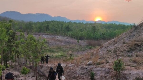(ဒေါနတောင်ပေါ်၌ အောင်ဇေယျစစ်ကြောင်းအား တိုက်ခိုက်နေသော ကော်ဘရာစစ်ကြောင်းမှ ရဲဘော်များ။ ဓာတ်ပုံ - ကော်ဘရာ)