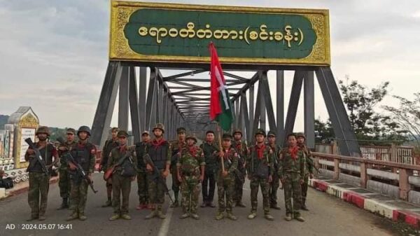 (ဧရာဝတီတံတား(စင်းခန်း)အား သိမ်းပိုက်ပြီးနောက် တွေ့ရသော KIAတပ်သားများ။ ဓာတ်ပုံ - The Kachin Net)