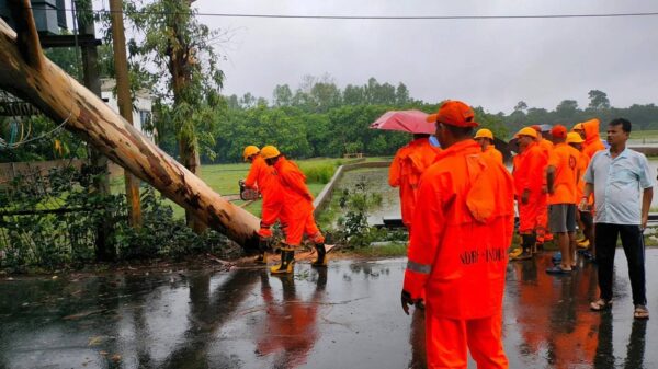 ⁨ဆိုင်ကလုန်းကြောင့် အိန္ဒိယနဲ့ ဘင်္ဂလားဒေ့ရှ်မှာ ဒါဇင်နဲ့ချီ သေဆုံး