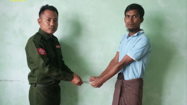 (ဘူးသီးတောင်မြို့တိုက်ပွဲအတွင်း စစ်ကောင်စီဖမ်းဆီးထားသော နိုင်ကျဉ်းများအပါအဝင် အကျဉ်းသားများအား AAက ကယ်ဆယ်ပြီးနောက် တွေ့ရစဉ်။ ဓာတ်ပုံ - AA)
