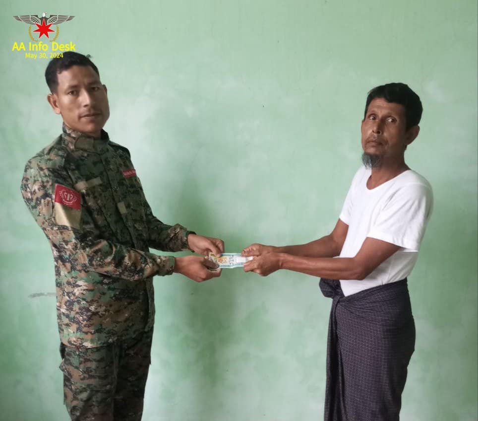 (ဘူးသီးတောင်မြို့တိုက်ပွဲအတွင်း စစ်ကောင်စီဖမ်းဆီးထားသော နိုင်ကျဉ်းများအပါအဝင် အကျဉ်းသားများအား AAက ကယ်ဆယ်ပြီးနောက် တွေ့ရစဉ်။ ဓာတ်ပုံ - AA)