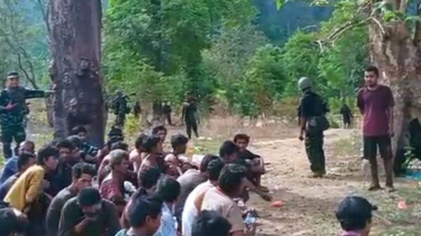(ကျိုက်ဒုံမြို့ ဖူ့ချိမူတပ်စခန်းသိမ်းတိုက်ပွဲမှ ဖမ်းဆီးရမိသော စစ်ကောင်စီတပ်သားများ။ ဓာတ်ပုံ - SOF)