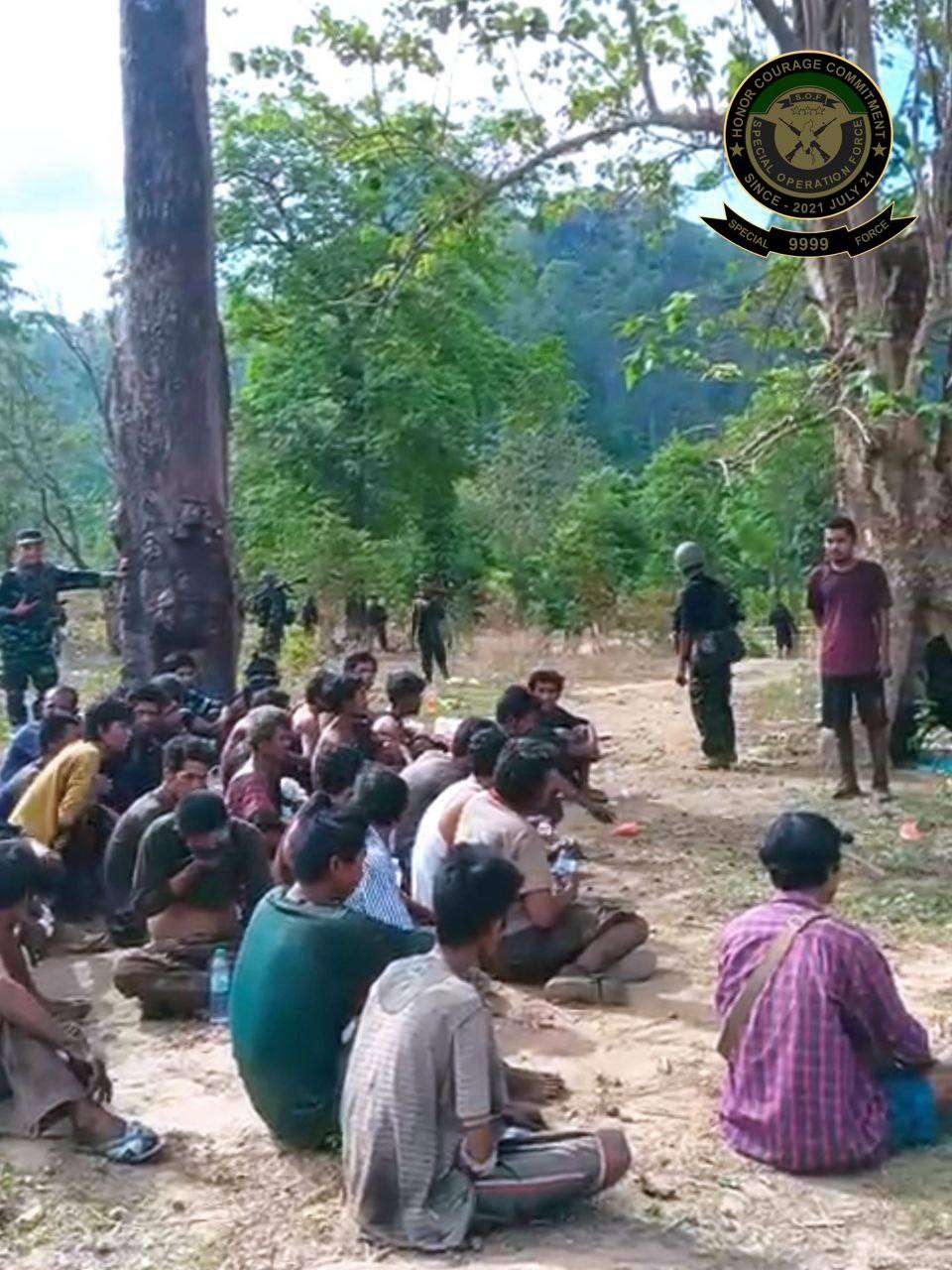 (ကျိုက်ဒုံမြို့ ဖူ့ချိမူတပ်စခန်းသိမ်းတိုက်ပွဲမှ ဖမ်းဆီးရမိသော စစ်ကောင်စီတပ်သားများ။ ဓာတ်ပုံ - SOF)