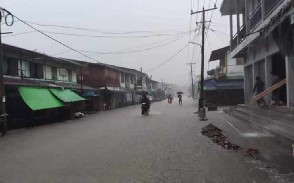 (ချီ ဘွေမြို့နယ်၌ ရေကြီးနစ်မြုပ်နေ၍ ဒေသခံများ ဘေးလွတ်ရာ တိမ်းရှောင်နေစဉ်/ ခန္တီးမြို့ပေါ်နေရာအချို့ ရေတက်နေစဥ်။ ဓါတ်ပုံ-CJ)