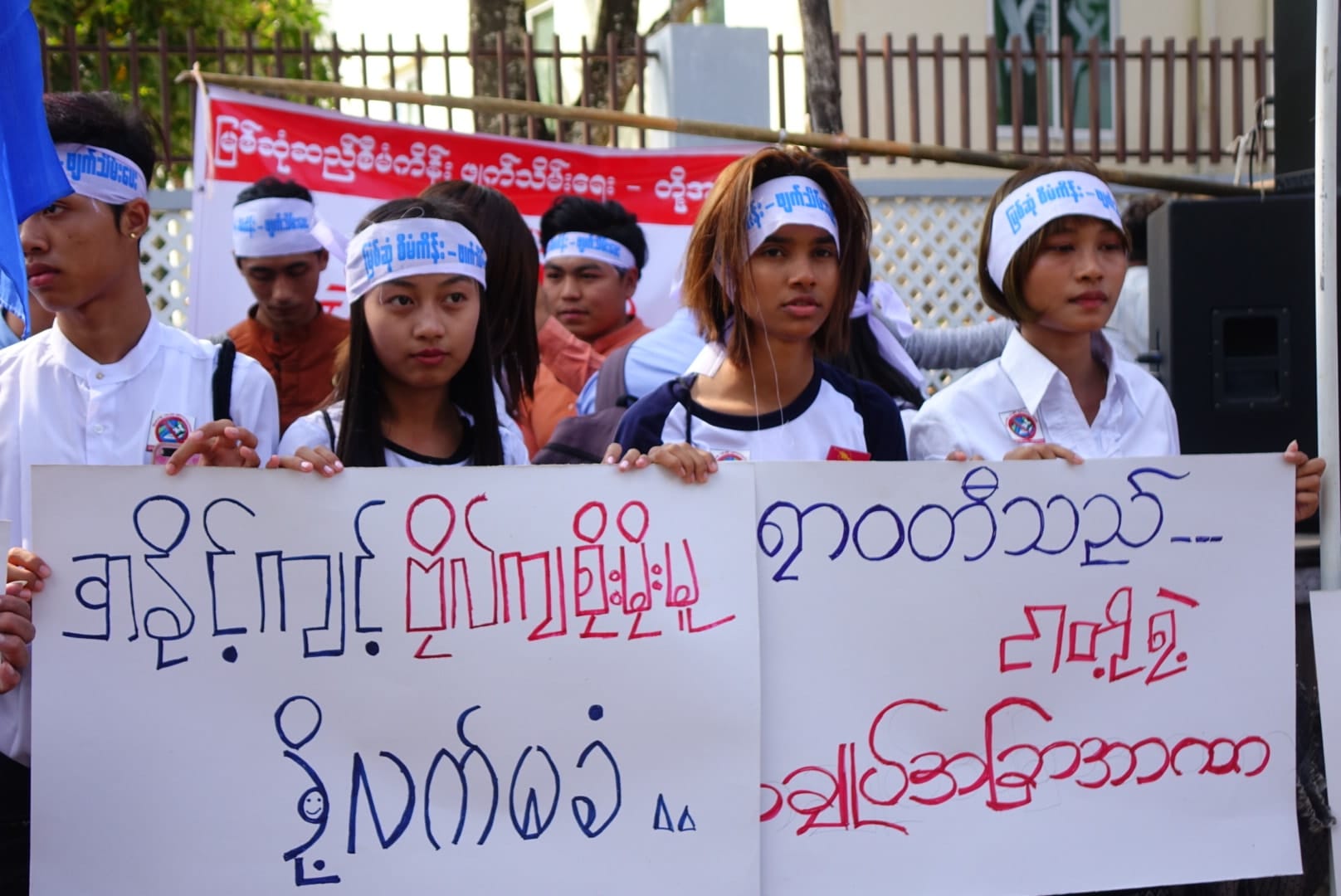 (ဧရာဝတီမြစ်ဆုံစီမံကိန်းကို ၂၀၁၁ ခုနှစ်တွင် နိုင်ငံတစ်ဝန်းမှ ပြည်သူများက ဆန့်ကျင်ဆန္ဒပြခဲ့စဥ်။ ဓါတ်ပုံ-ရိုက်တာ၊ DVB)