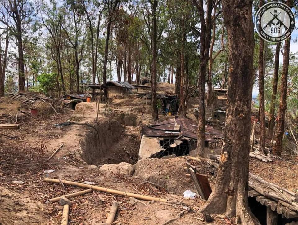 (ကျိုက်ဒုံမြို့ ဖူ့ချိမူတပ်စခန်းသိမ်းတိုက်ပွဲမှ ဖမ်းဆီးရမိသော စစ်ကောင်စီတပ်သားများနှင့် သိမ်းဆည်းရရှိသော လက်နက်များ။ ဓာတ်ပုံ - SOG၊SOF)