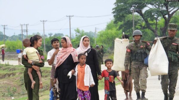(စစ်ဘေးရှောင်မွတ်ဆလင်များကို AA ရဲဘော်များက ကြိုဆိုနေသည်ကို မေလ ၂၃ရက်က တွေ့ရစဥ်။ ဓာတ်ပုံ - AA)