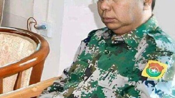 (KIA စစ်ဦးစီးချုပ်သစ် ဗိုလ်ချုပ်အောင်ဆိုင်းလာအား တွေ့ရစဉ်။ ဓာတ်ပုံ - Mading Labung)