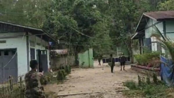 (မံစီမြို့တိုက်ပွဲအတွင်း တွေ့ရသော မြင်ကွင်းများကို မေလ ဒုတိယပတ်က တွေ့ရစဉ်။ ဓာတ်ပုံ - The Kachin Net)