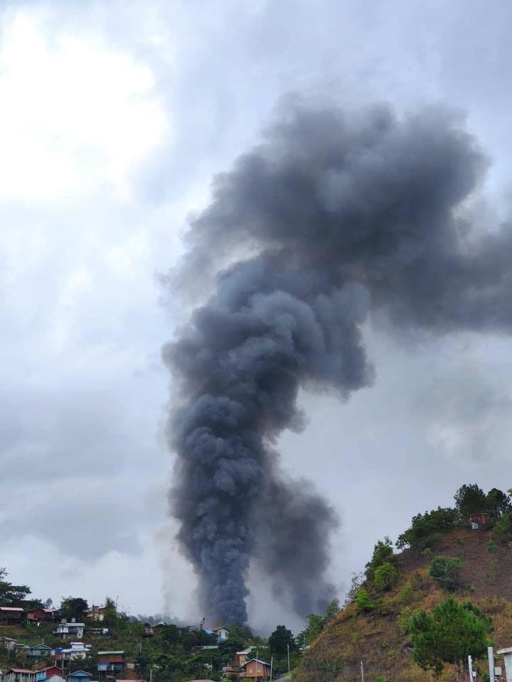 (တီးတိန်မြို့နယ်ရှိ နေအိမ်များ စစ်ကောင်စီတပ်က မီးရှို့ဖျက်ဆီးနေစဉ်နှင့် တိုက်ပွဲကြောင့် ဘေးလွတ်ရာရှောင်နေကြသော ပြည်သူများ။ ဓာတ်ပုံ - ချင်းသတင်းရင်းမြစ်)