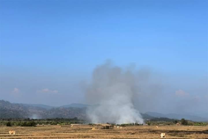 (သံတွဲမြိုနယ်တစ်​နေရာတွင်တိုက်ပွဲဖြစ်ပွားစဥ်။ ဓါတ်ပုံ-CJ)