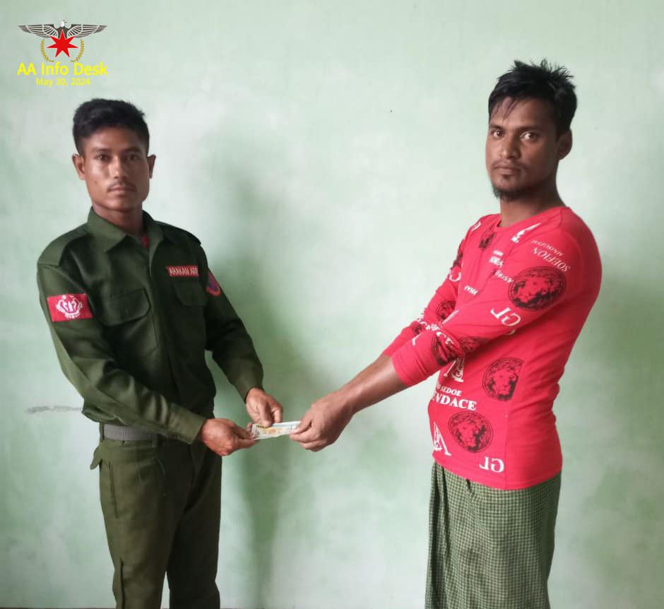 (ဘူးသီးတောင်မြို့တိုက်ပွဲအတွင်း စစ်ကောင်စီဖမ်းဆီးထားသော နိုင်ကျဉ်းများအပါအဝင် အကျဉ်းသားများအား AAက ကယ်ဆယ်ပြီးနောက် တွေ့ရစဉ်။ ဓာတ်ပုံ - AA)