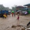 (ချီ‌ ဘွေမြို့နယ်၌ ရေကြီးနစ်မြုပ်နေ၍ ဒေသခံများ ဘေးလွတ်ရာ တိမ်း‌​ရှောင်နေစဉ်/ ခန္တီးမြို့ပေါ်နေရာအချို့ ရေတက်​နေစဥ်။ ဓါတ်ပုံ-CJ)