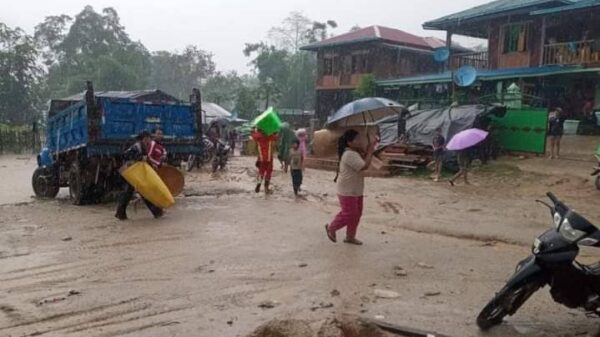 (ချီ‌ ဘွေမြို့နယ်၌ ရေကြီးနစ်မြုပ်နေ၍ ဒေသခံများ ဘေးလွတ်ရာ တိမ်း‌​ရှောင်နေစဉ်/ ခန္တီးမြို့ပေါ်နေရာအချို့ ရေတက်​နေစဥ်။ ဓါတ်ပုံ-CJ)