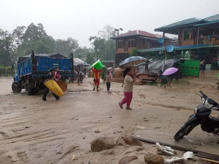 (ချီ‌ ဘွေမြို့နယ်၌ ရေကြီးနစ်မြုပ်နေ၍ ဒေသခံများ ဘေးလွတ်ရာ တိမ်း‌​ရှောင်နေစဉ်/ ခန္တီးမြို့ပေါ်နေရာအချို့ ရေတက်​နေစဥ်။ ဓါတ်ပုံ-CJ)