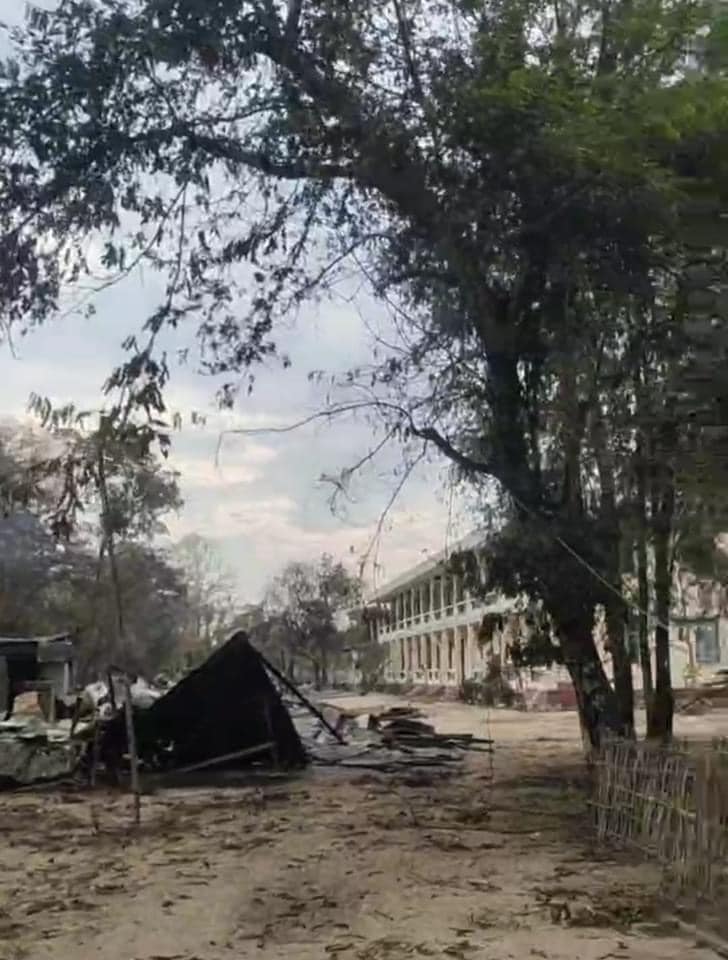 (မံစီမြို့တိုက်ပွဲအတွင်း တွေ့ရသော မြင်ကွင်းများကို မေလ ဒုတိယပတ်က တွေ့ရစဉ်။ ဓာတ်ပုံ - The Kachin Net)