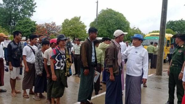 (နေပြည်တော်ကောင်စီနယ်မြေ ပုဗ္ဗသီရိမြို့နယ်၌ စစ်မှုထမ်းသင်တန်း အပတ်စဉ်(၃)အဖြစ် ဆင့်ခေါ်ခံရသည့်လူငယ်များအား တွေ့ရစဥ်။ ဓာတ်ပုံ - စကစ)
