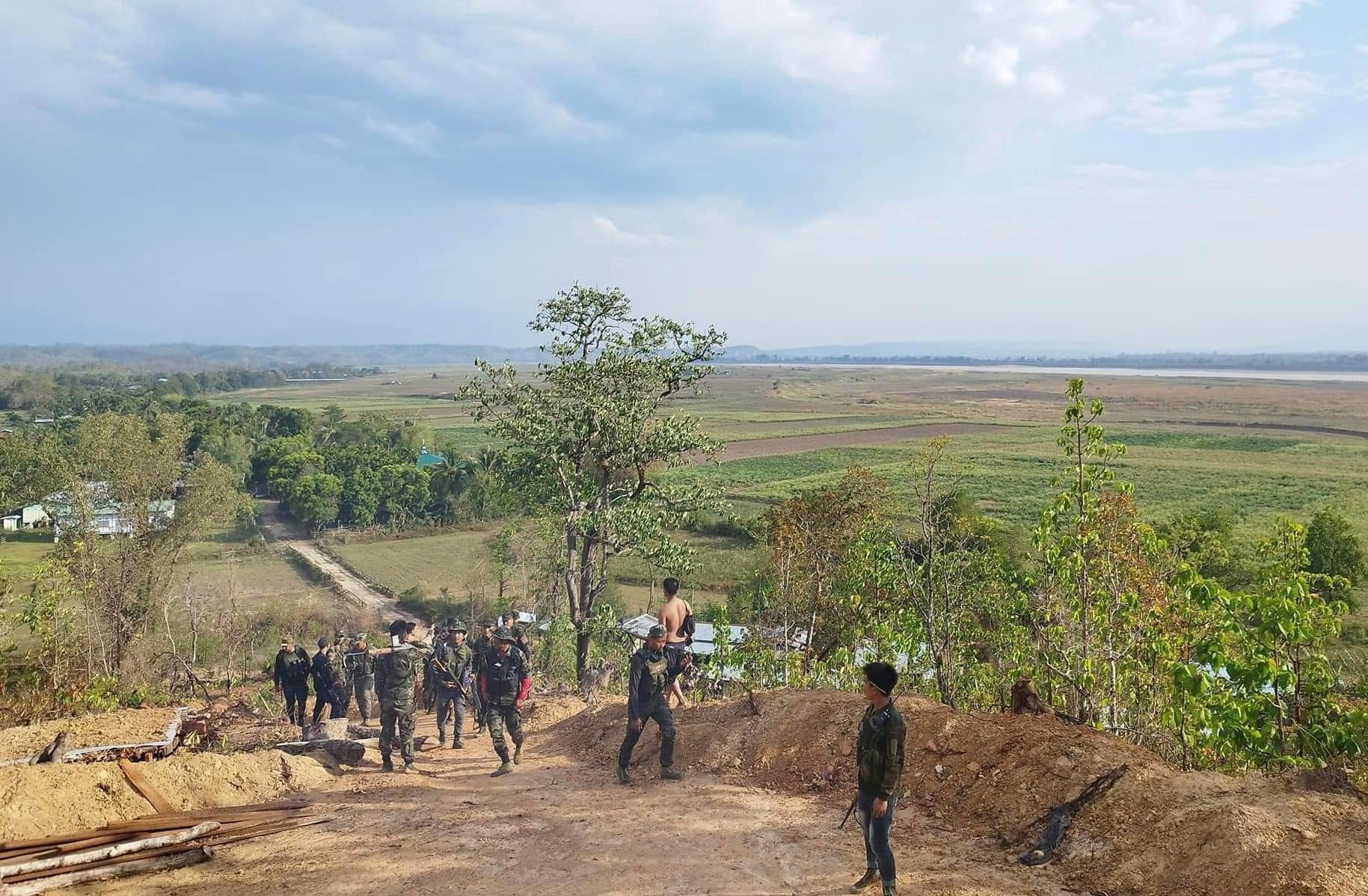 (စစ်ကောင်စီတပ်အား တိုက်ခိုက်နေသော ဟုမ္မလင်း PDFမှ ရဲဘော်များအား တွေ့ရစဉ်။ ဓာတ်ပုံ - ဟုမ္မလင်း PDF)