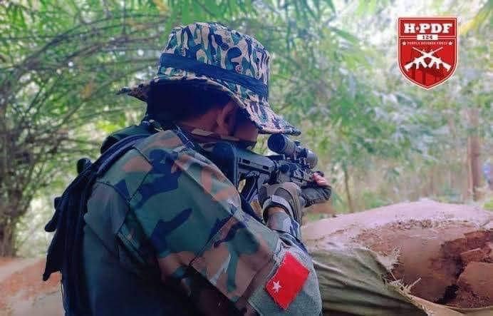 (စစ်ကောင်စီတပ်အား တိုက်ခိုက်နေသော ဟုမ္မလင်း PDFမှ ရဲဘော်များအား တွေ့ရစဉ်။ ဓာတ်ပုံ - ဟုမ္မလင်း PDF)