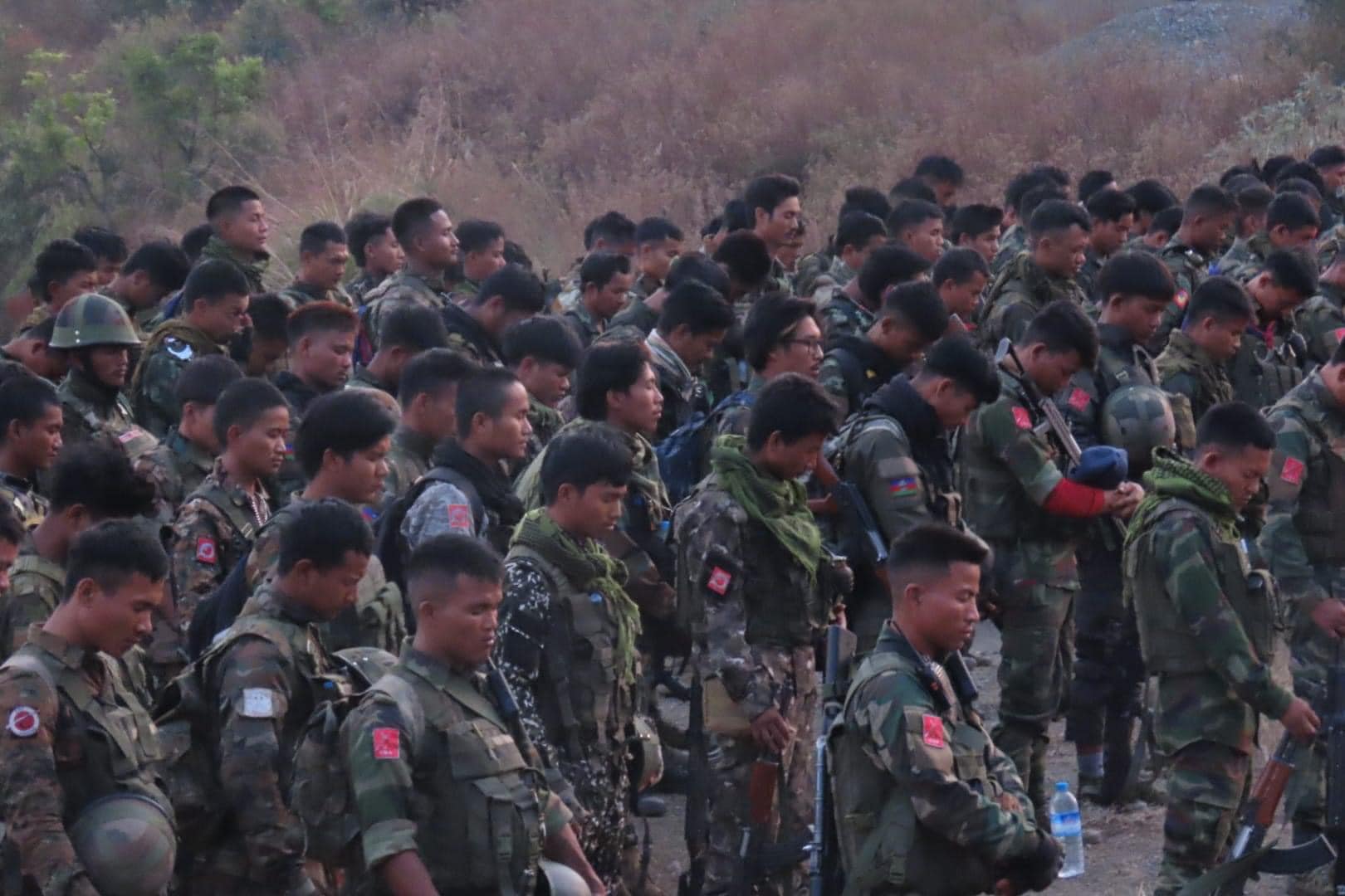 (CNAနှင့် CDF ပူးပေါင်းတပ်မှ ရဲဘော်များ စစ်ဆင်ရေးအတွင်း ဆုတောင်းမှုပြုလုပ်နေစဉ်။ ဓာတ်ပုံ - Chin Laipa)