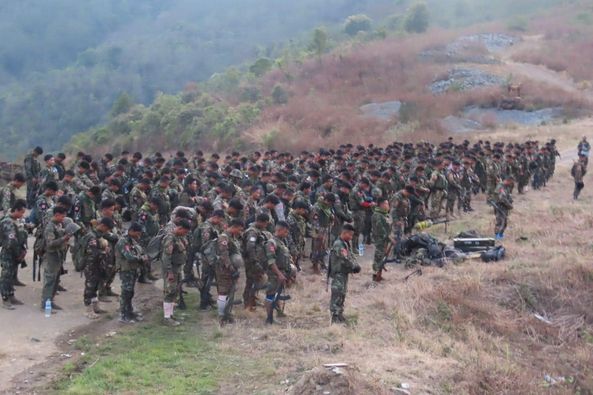 (CNAနှင့် CDF ပူးပေါင်းတပ်မှ ရဲဘော်များ စစ်ဆင်ရေးအတွင်း ဆုတောင်းမှုပြုလုပ်နေစဉ်။ ဓာတ်ပုံ - Chin Laipa)