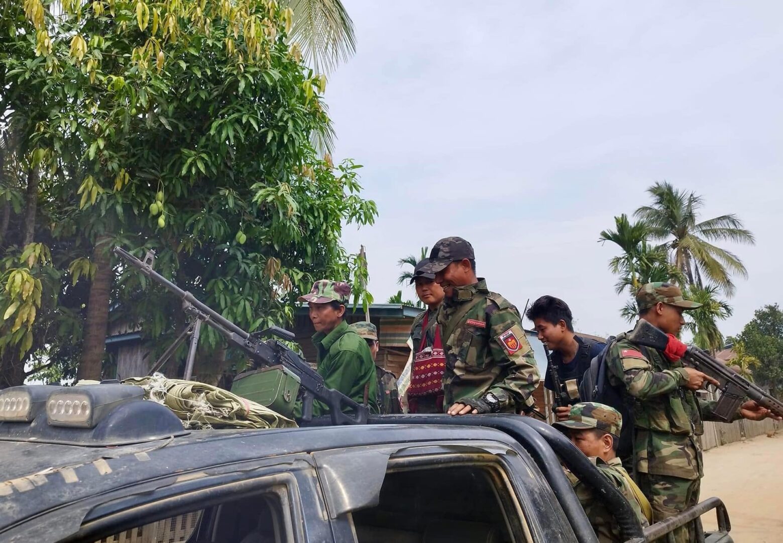 (စစ်ကောင်စီတပ်အား တိုက်ခိုက်နေသော ဟုမ္မလင်း PDFမှ ရဲဘော်များအား တွေ့ရစဉ်။ ဓာတ်ပုံ - ဟုမ္မလင်း PDF)