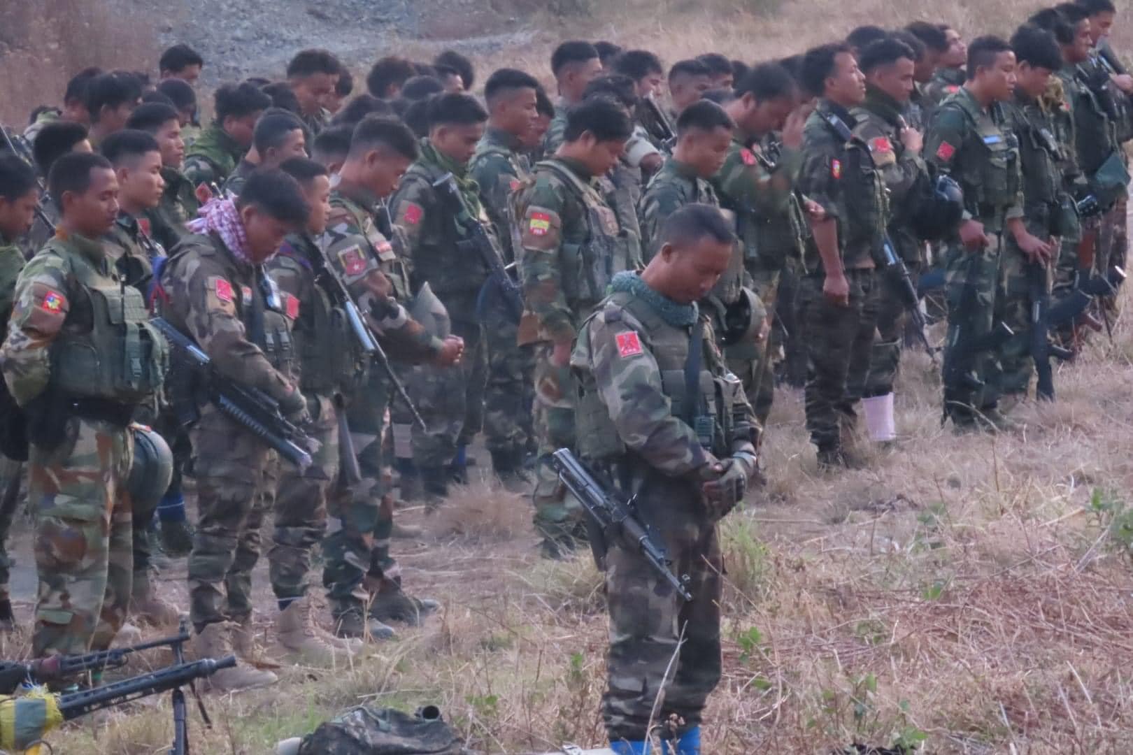 (CNAနှင့် CDF ပူးပေါင်းတပ်မှ ရဲဘော်များ စစ်ဆင်ရေးအတွင်း ဆုတောင်းမှုပြုလုပ်နေစဉ်။ ဓာတ်ပုံ - Chin Laipa)