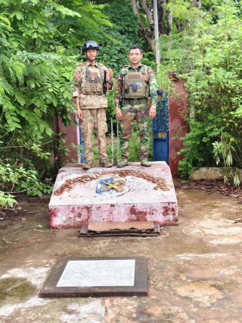 (​ကျောက်မဲမြို့ ရှိ အမှတ် (၃၅၂) အ​မြောက်တပ်ရင်း နှင့်စစ်တပ်စခန်းများသိမ်းပိုက်ပြီး​နောက် TNLA ၊ MDY PDF နှင့် ပူး​ပေါင်းတပ်ဖွဲ့ဝင်များ။ ဓါတ်ပုံ-TNLA ၊ MDY-PDF)