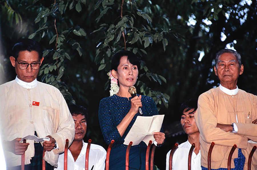 ဇွန် ၁ ရက်နံနက်တွင် ကွယ်လွန်သွားသော ဦးတင်ဦးနှင့် NLD ခေါင်းဆောင်တစ်ဦးအဖြစ် ဒေါ်အောင်ဆန်းစုကြည် အနီးတွင်တွေ့ခဲ့ရစဥ်
