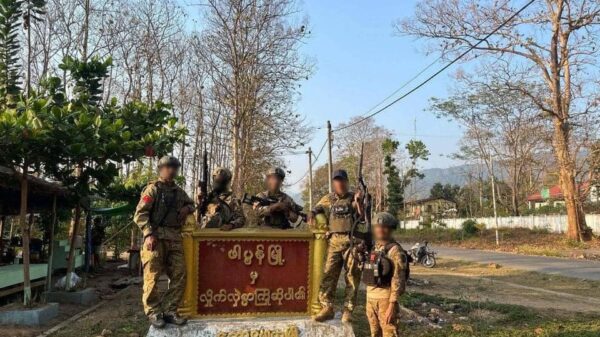 (ဖာပွန်မြို့ရှိ စစ်ကောင်စီ၏ ခမရ (၄၃၄)နှင့် ခလရ(၁၉)တပ်ရင်းအား ပြီးခဲ့သည့် ဧပြီအတွင်း သိမ်းပိုက်ပြီးနောက် တွေ့ရစဉ်။ ဓာတ်ပုံ - MOD)