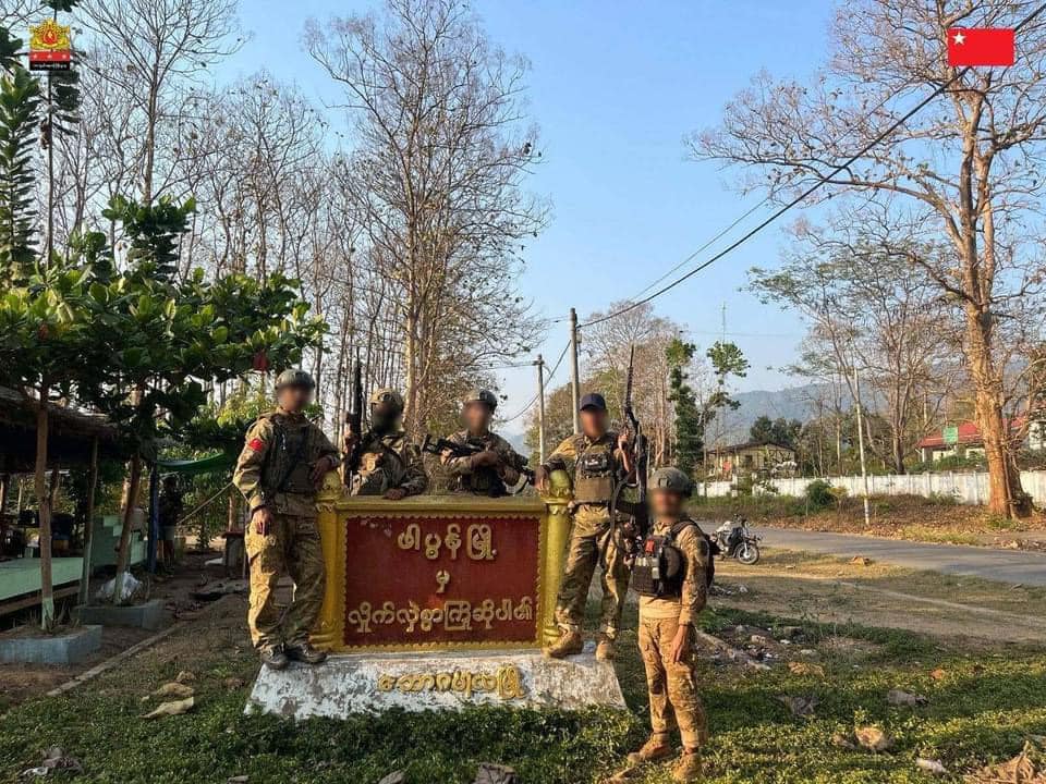 (ဖာပွန်မြို့ရှိ စစ်ကောင်စီ၏ ခမရ (၄၃၄)နှင့် ခလရ(၁၉)တပ်ရင်းအား ပြီးခဲ့သည့် ဧပြီအတွင်း သိမ်းပိုက်ပြီးနောက် တွေ့ရစဉ်။ ဓာတ်ပုံ - MOD)