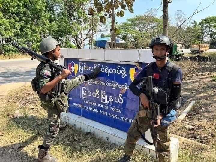 (၂၀၂၄ ဧပြီ ၅ရက်တွင် ကရင်ပြည်နယ်၊ မြဝတီမြို့နယ် သင်္ဃန်းညီနောင် ဗျူဟာသိမ်းပိုက်ပြီးနောက် ရရှိသောလက်နက်များနှင့် မတ်လ ၉ရက်တွင် သင်္ဃန်းညီနောင်ရဲစခန်းကို KNLA ပူးပေါင်းတပ်များ သိမ်းခဲ့စဉ်။ ဓာတ်ပုံ - KNU၊CJ)