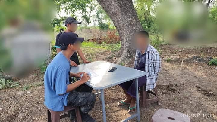 (တည်တောရွာဖြစ်စဥ်အား ရွှေဘိုခရိုင်တပ်ရင်း (၁၂)က စစ်ဆေးမေးမြန်းနေစဥ်။ ဓာတ်ပုံ-ရွှေဘိုခရိုင်တပ်ရင်း - ၁၂)