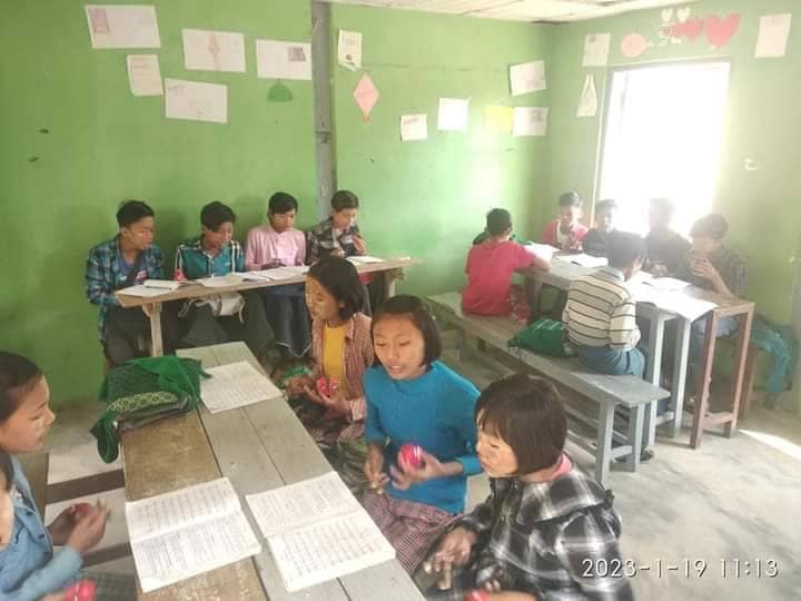 ( ၂၀၂၃ ခုနှစ်အတွင်းက မြိုင်မြို့နယ်အတွင်းရှိ ကျေးရွာများတွင် အမျိုးသားညီညွတ်ရေးအစိုးရ NUG၊ မြိုင်မြို့နယ်ပညာရေးဘုတ်အဖွဲ့၏ ကြားကာလပညာသင်ကြားရေး ပြည်သူ့အခြေပြုကျောင်းများ၌ ကလေးငယ်များအား စာသင်ကြားပေးခဲ့စဥ်။ ဓာတ်ပုံ-Board Of Education-Myaing)