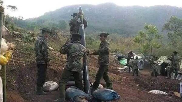(စစ်ကောင်စီတပ်သားများက လက်နက်ကြီးဖြင့် ပစ်ခတ်နေသည်ကို တွေ့ရစဥ်။ ပုံအဟောင်းအသုံးပြုထားပါသည်။ ဓာတ်ပုံ - စကစ)
