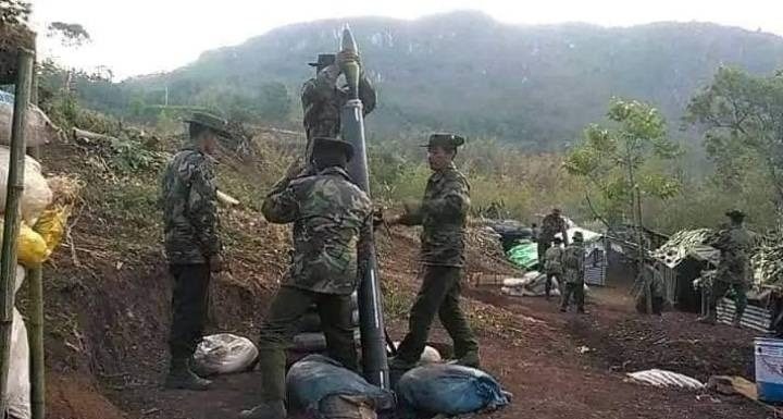 (စစ်ကောင်စီတပ်သားများက လက်နက်ကြီးဖြင့် ပစ်ခတ်နေသည်ကို တွေ့ရစဥ်။ ပုံအဟောင်းအသုံးပြုထားပါသည်။ ဓာတ်ပုံ - စကစ)