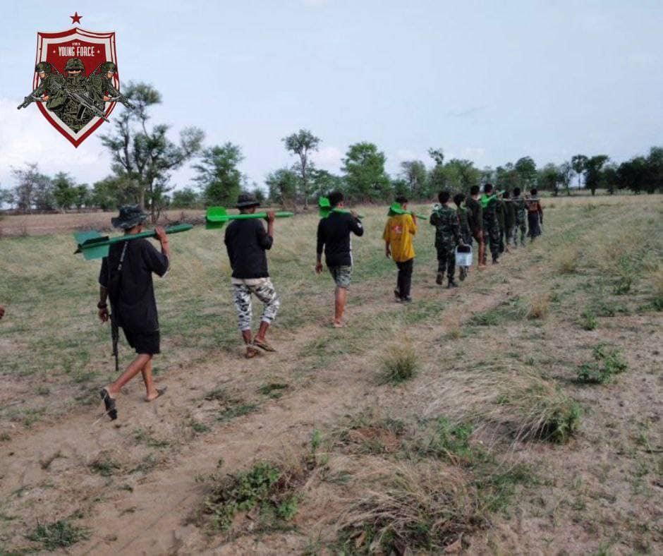 (စစ်ကောင်စီယာဥ်တန်းတိုက်ခိုက်ခံရပြီးနောက် ကျန်ရစ်ခဲ့သောပစ္စည်းအချို့အား တွေ့ရစဥ်။ ဓာတ်ပုံ - Young Force )