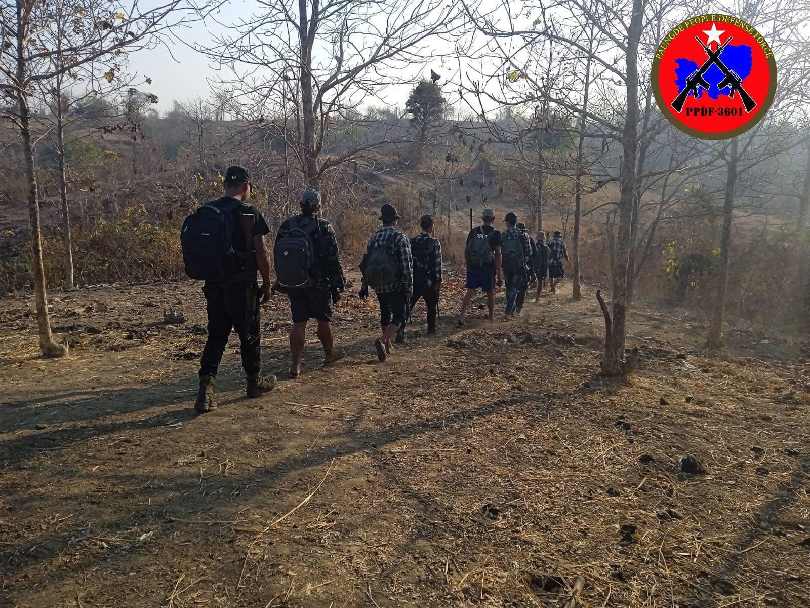 (ပြည်ခရိုင် PDF တပ်ရင်း(၃၆၀၁)မှ ရဲဘော်များ အား တောတွင်းတစ်နေရာတွင်တွေ့ရစဥ်။ ဓာတ်ပုံ - ပေးပို့)