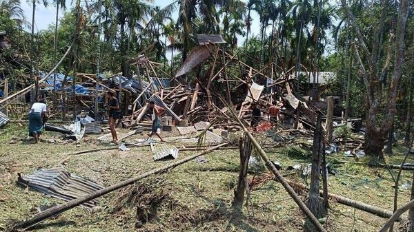 (ဆင်ခေါင်းရွာအား စစ်ကောင်စီလေကြောင်းတိုက်ခိုက်ပြီးနောက် တွေ့ရသော အပျက်အစီးများ။ ဓာတ်ပုံ - Narinjara)