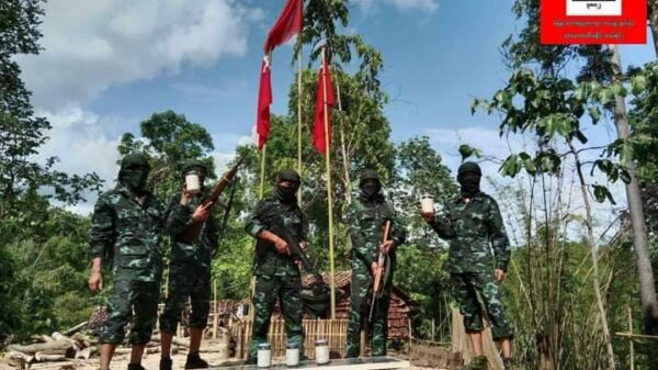 (သာယာဝတီခရိုင် PDF တပ်ရင်း ၃၈၀၂၊ တပ်ခွဲ ၄ မှ ရဲဘော်များအား လက်နက်ခဲယမ်းများနှင့်အတူ တွေ့ရစဥ်။ ဓာတ်ပုံ-UGF/okpo)