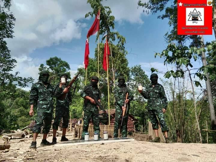 (သာယာဝတီခရိုင် PDF တပ်ရင်း ၃၈၀၂၊ တပ်ခွဲ ၄ မှ ရဲဘော်များအား လက်နက်ခဲယမ်းများနှင့်အတူ တွေ့ရစဥ်။ ဓာတ်ပုံ-UGF/okpo)