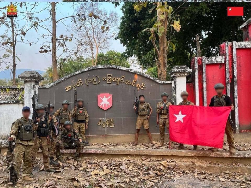 (ဖာပွန်မြို့ရှိ စစ်ကောင်စီ၏ ခမရ (၄၃၄)နှင့် ခလရ(၁၉)တပ်ရင်းအား ပြီးခဲ့သည့် ဧပြီအတွင်း သိမ်းပိုက်ပြီးနောက် တွေ့ရစဉ်။ ဓာတ်ပုံ - MOD)