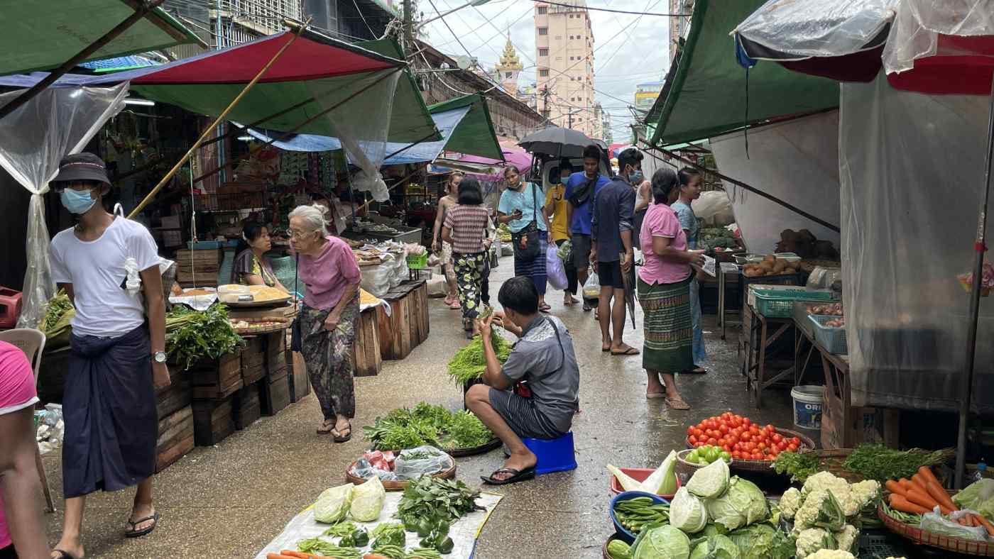 (ပြည်သူအများစုဟာ ​နေ့စဥ် စားဝတ်​နေ​ရေးအတွက်ပိုခက်ခဲကြပ်တည်း​နေချိန်မှာ စစ်​ကောင်စီက​တော့ နိုင်ငံစီးပွား​ရေးဟာပိုတိုးတက်လာတယ်လို့ဆို​နေပါတယ်။ ဓါတ်ပုံ-CJ)