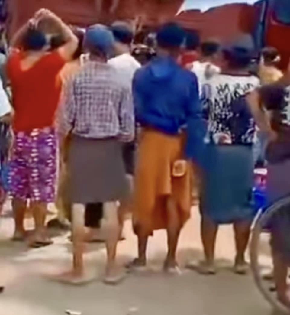 (စစ်တွေမြို့ ဗျိုင်းဖြူရွာမှ ပြည်သူ ၅၀ကျော်ကို စစ်ကောင်စီက ပစ်ခတ်သတ်ဖြတ်ပြီး အလောင်းများကို မီးရှို့ပြီးနောက် ရွာသားများကို စစ်တွေမြို့ ဝင်္ကဘာကွင်းသို့ တေဘာကားများဖြင့်ယူလာ ချထားသည်ကိုတွေ့ရစဥ်။ဓာတ်ပုံ - File Photo)
