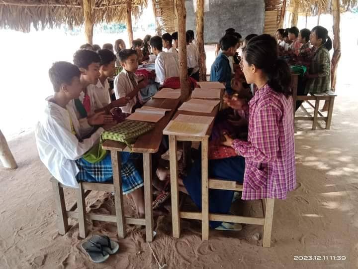 ( ၂၀၂၃ ခုနှစ်အတွင်းက မြိုင်မြို့နယ်အတွင်းရှိ ကျေးရွာများတွင် အမျိုးသားညီညွတ်ရေးအစိုးရ NUG၊ မြိုင်မြို့နယ်ပညာရေးဘုတ်အဖွဲ့၏ ကြားကာလပညာသင်ကြားရေး ပြည်သူ့အခြေပြုကျောင်းများ၌ ကလေးငယ်များအား စာသင်ကြားပေးခဲ့စဥ်။ ဓာတ်ပုံ-Board Of Education-Myaing)