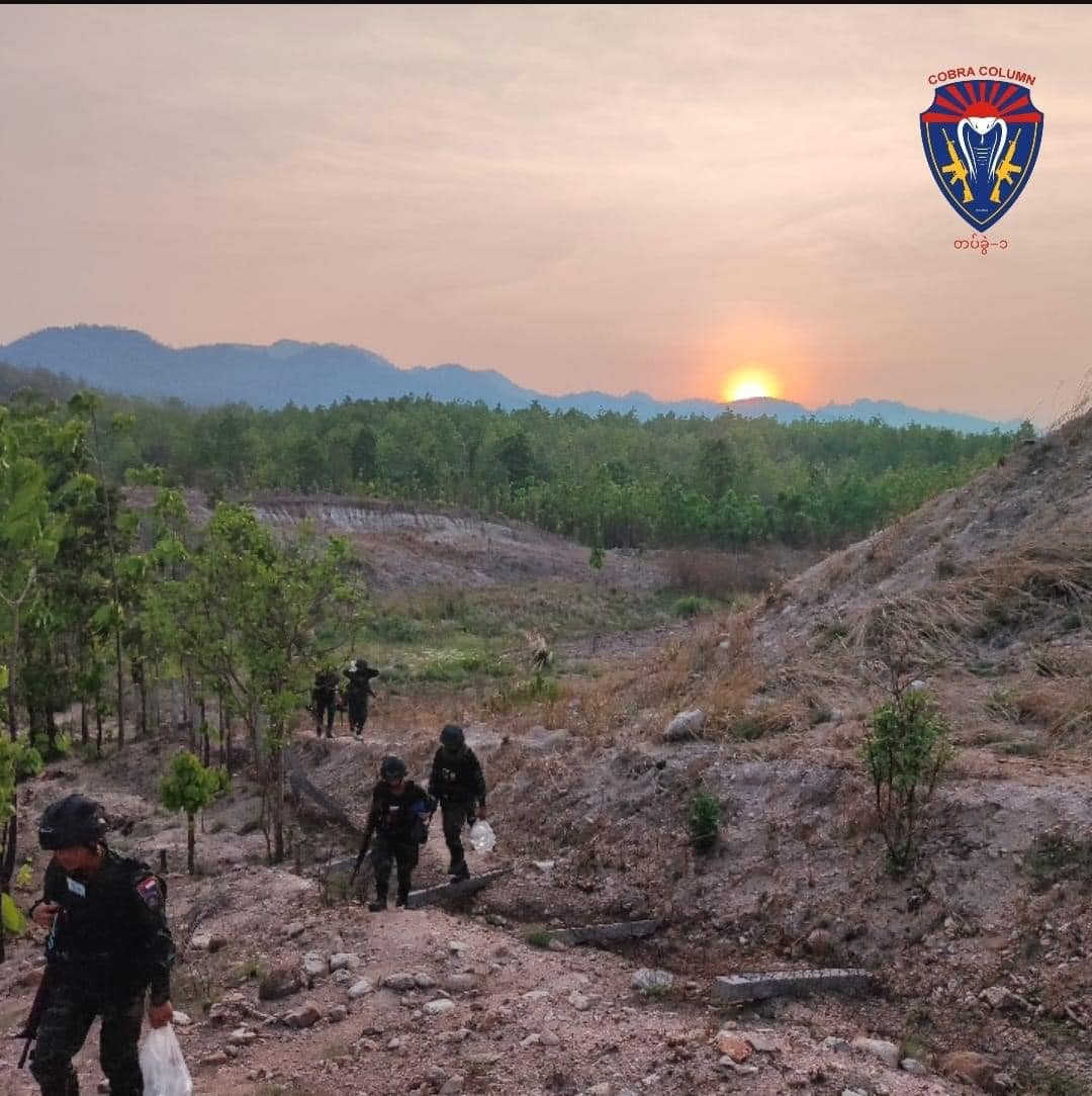 (အောင်ဇေယျစစ်ကြောင်းအား တိုက်ခိုက်နေသော ကော်ဘရာစစ်ကြောင်းမှ ရဲဘော်များအား တွေ့ရစဉ်။ ဓာတ်ပုံ - ကော်ဘရာ)