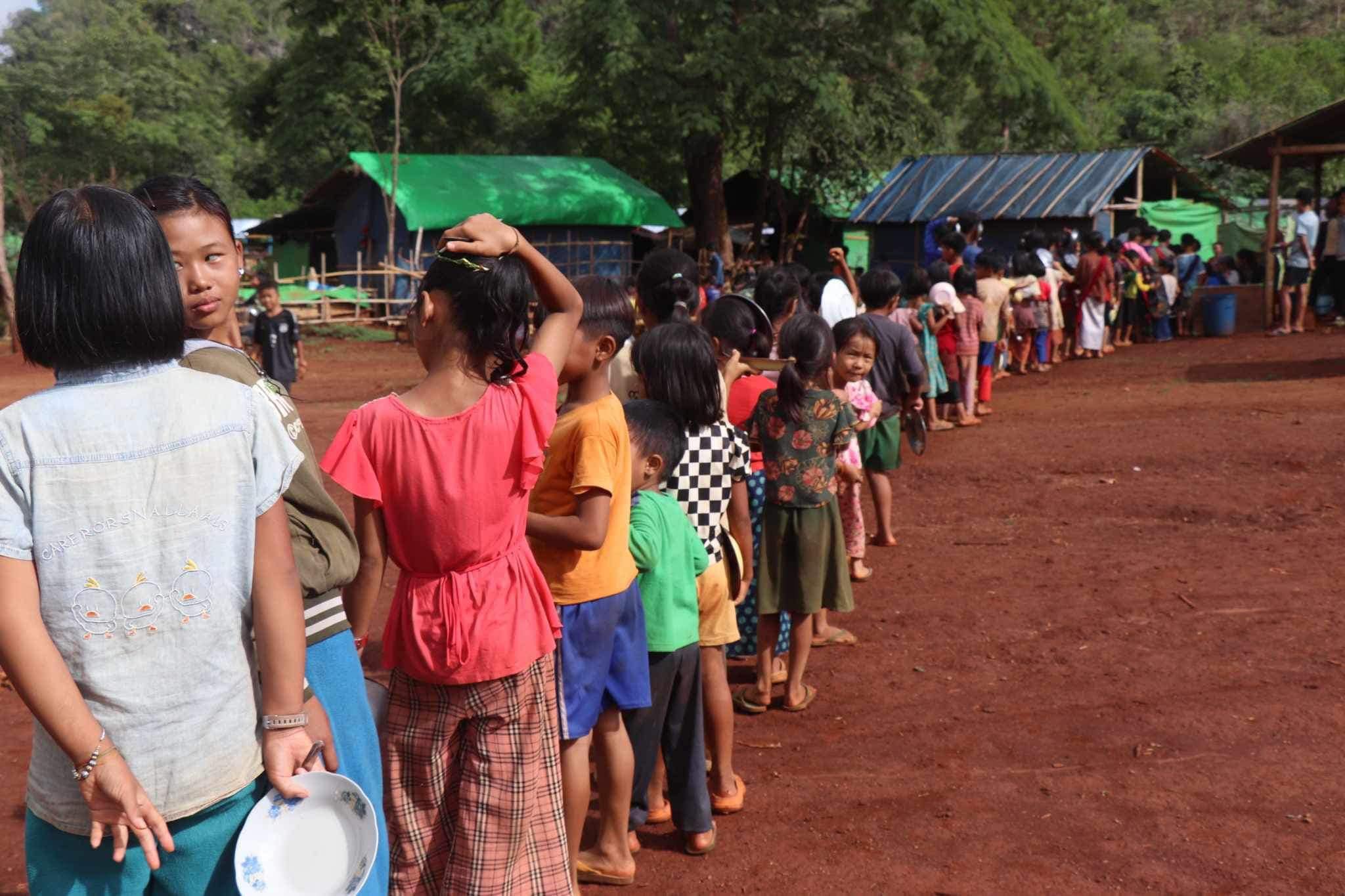 (ကရင်နီပြည်နယ်ရှိ စစ်ဘေးရှောင် ကလေးများအား တွေ့ရစဉ်။ ဓာတ်ပုံ - ကရင်နီပြည်စစ်ဘေးရှောင်ကူညီစောင့်ရှောက်ရေးကွန်ရက်)