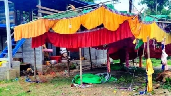 (ဇွန်လ ၃ရက်က မင်းကင်းမြို့နယ် ၊ မတောကျေးရွာမှ မင်္ဂလာဆောင်ကို စစ်ကောင်စီက လေကြောင်းမှ ပေါင်၅၀၀ဗုံးနှစ်လုံးကြဲချတိုက်ခိုက်ပြီးနောက် တွေ့ရစဉ်။ ဓာတ်ပုံ - CJ)