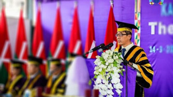 (ကချင်ပြည်နယ်ပညာရပ်စုံတက္ကသိုလ်(KSCU) ၏ ဒုတိယအကြိမ်ဘွဲ့နှင်းသဘင်အခမ်းအနား၌ ဒုတိယဗိုလ်ချုပ််ကြီး ဂွန်မော်တက်​ရောက်မိန့်ခွန်း​ပြော၊ဘွဲ့ဒီဂရီချီး​မြှင့်​ပေးစဥ်နှင့် အခမ်းအနားကျင်းပစဥ်။ ဓာတ်ပုံ-KSCU)