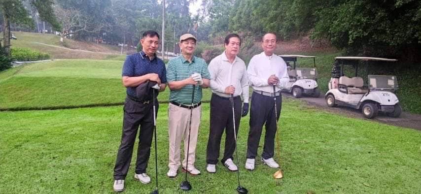 ဦးမျိုးမြင့်(ညအစွန် မျက်မှန်တပ်ဆင်ထားသောသူ)